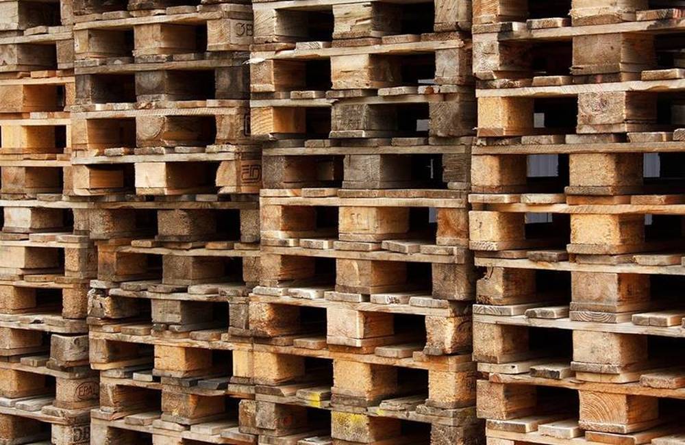Colný úrad Trenčín ponúka bezodplatne 494 kusov plochých drevených EUR paliet