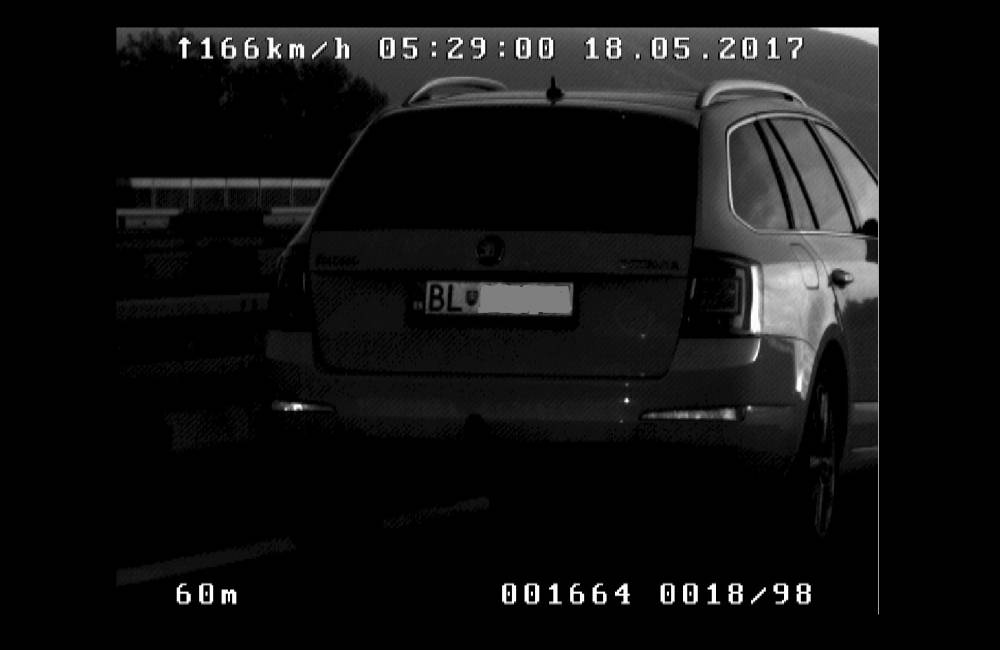 Policajti namerali auto idúce 166 km/h, vodič sa ponáhľal do nemocnice, pokutu nedostal