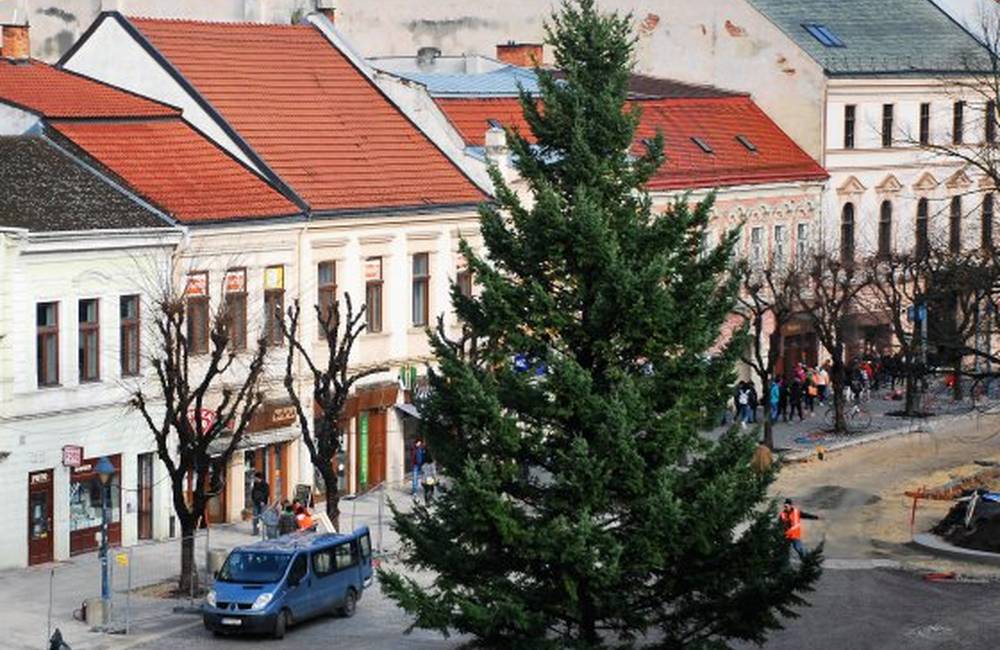 V Trenčíne už stojí vianočný stromček, slávnostne ho príde rozsvietiť Mikuláš už 5. decembra