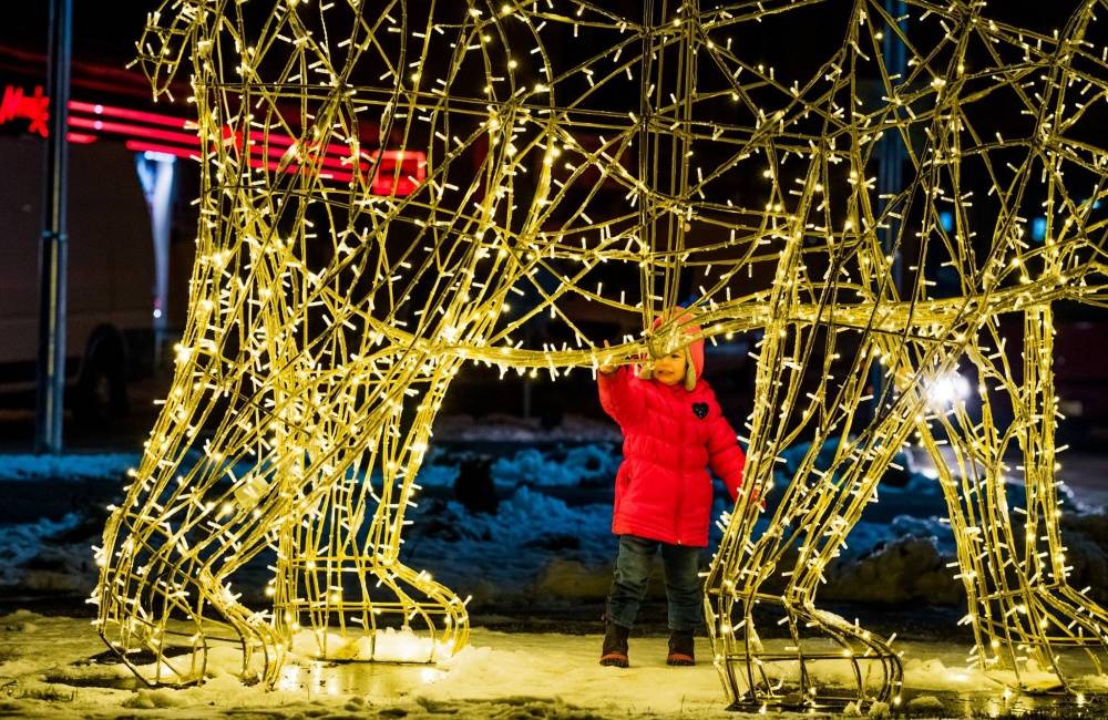 Mesto Trenčín potešilo milovníkov Vianočnej atmosféry, nové svetelné dekorácie sú pastvou pre oči
