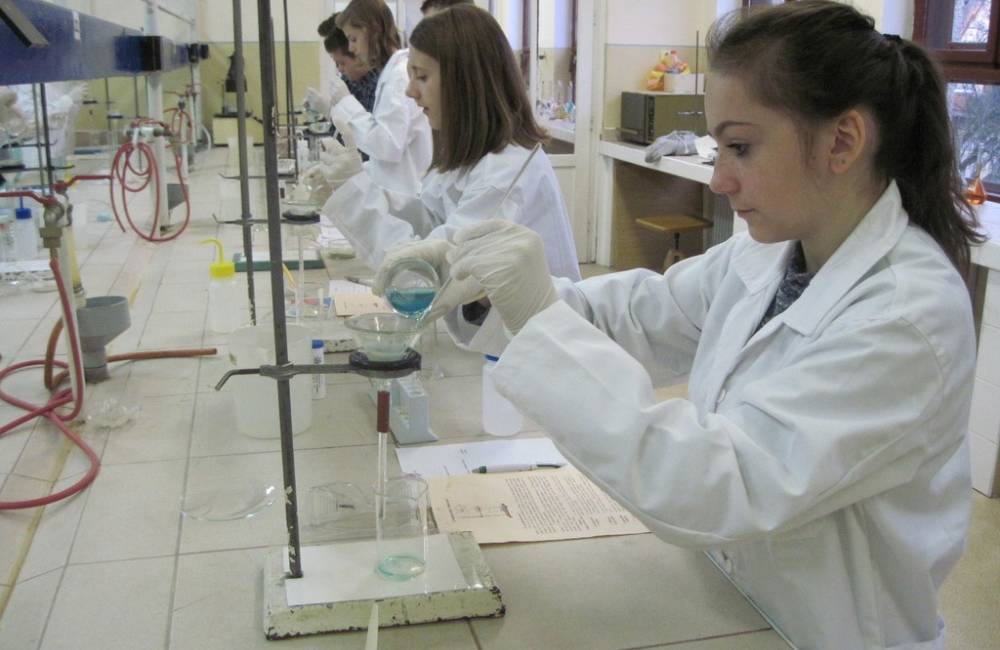 Spojená škola v Novákoch projektom Otvorené laboratórium priviedla až 169 žiakov bližšie k chémii