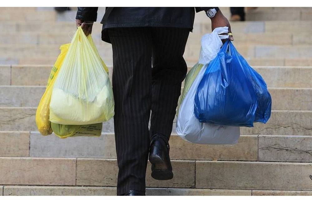 Plastové tašky sú povinne spoplatnené, predajcom hrozí za nedodržanie zákona pokuta až 50 tisíc eur