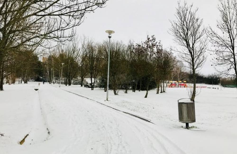 Mesto Trenčín skúša novú ekologickú posypovú zmes na chodníkoch v parku pod Juhom a nad Južankou