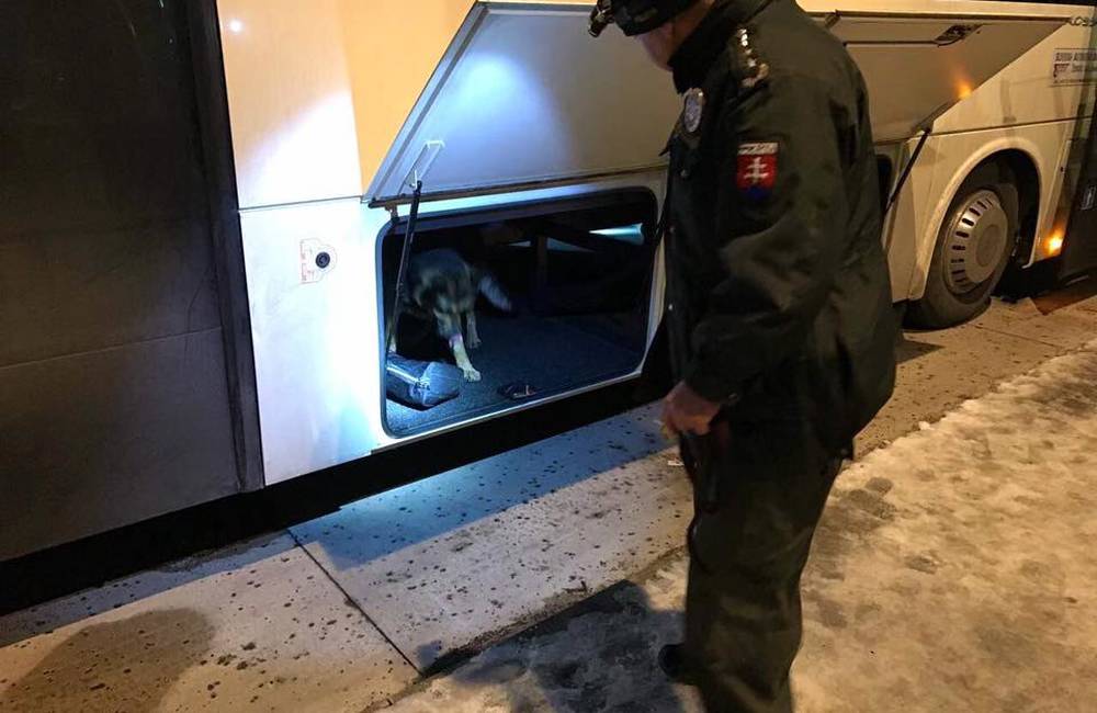 V linkovom autobuse nahlásili bombu, polícia autobus v Handlovej odstavila a dôsledne prehľadala