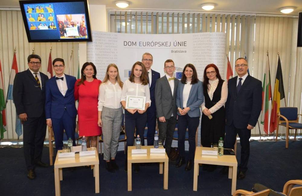 Gymnázium v Dubnici nad Váhom má už po 4. raz svojich študentov medzi víťazmi súťaže Euroscola