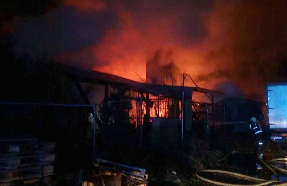 Hasiči zasahovali pri rozsiahlom požiari v Drietome, kde horela hala s rozlohou cca 600 m2