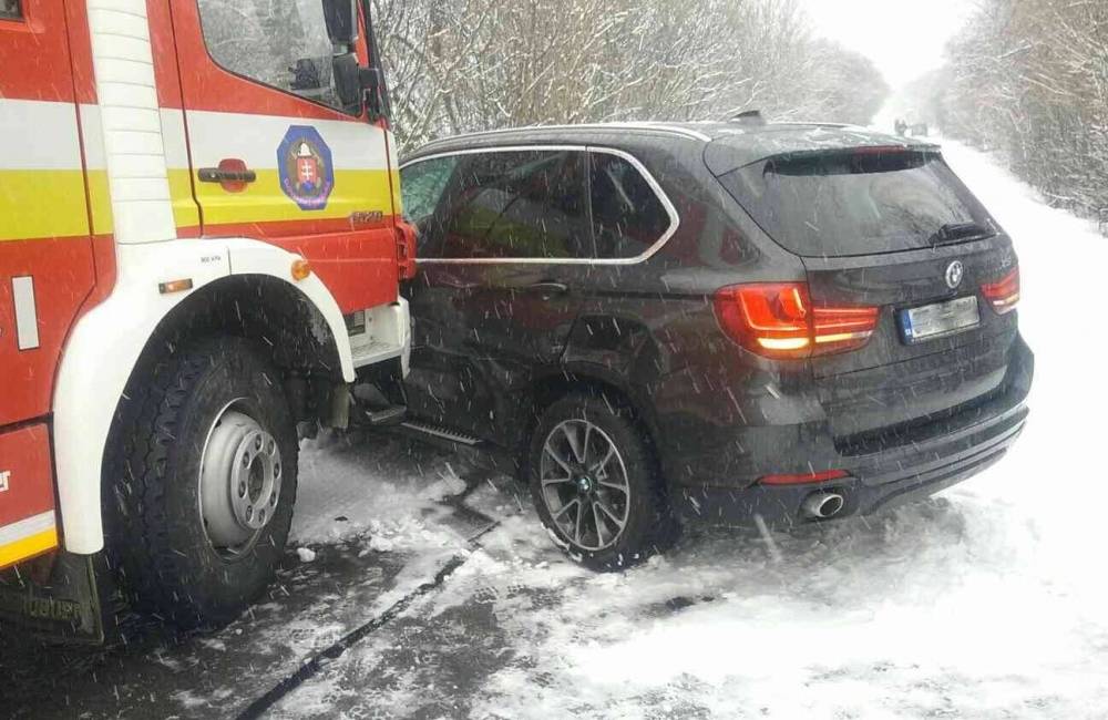 Vodič nerešpektoval pokyny polície, narazil do vozidla hasičov zasahujúcich pri dopravnej nehode