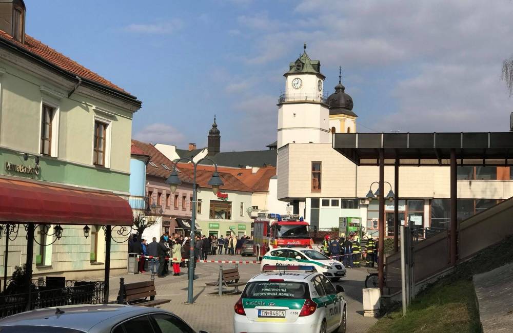 Na Okresom úrade v Trenčíne nahlásili bombu, v meste zasahujú policajti aj hasiči