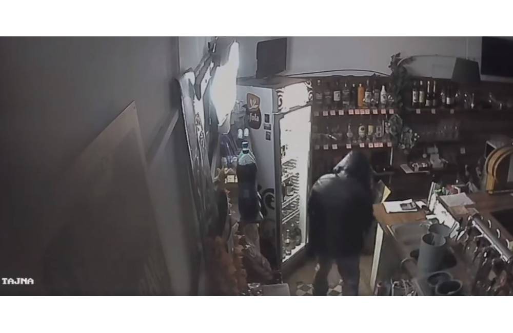 Video: Bezpečnostné kamery zachytili priebeh krádeže v jednom z barov v Zamarovciach pri Trenčíne