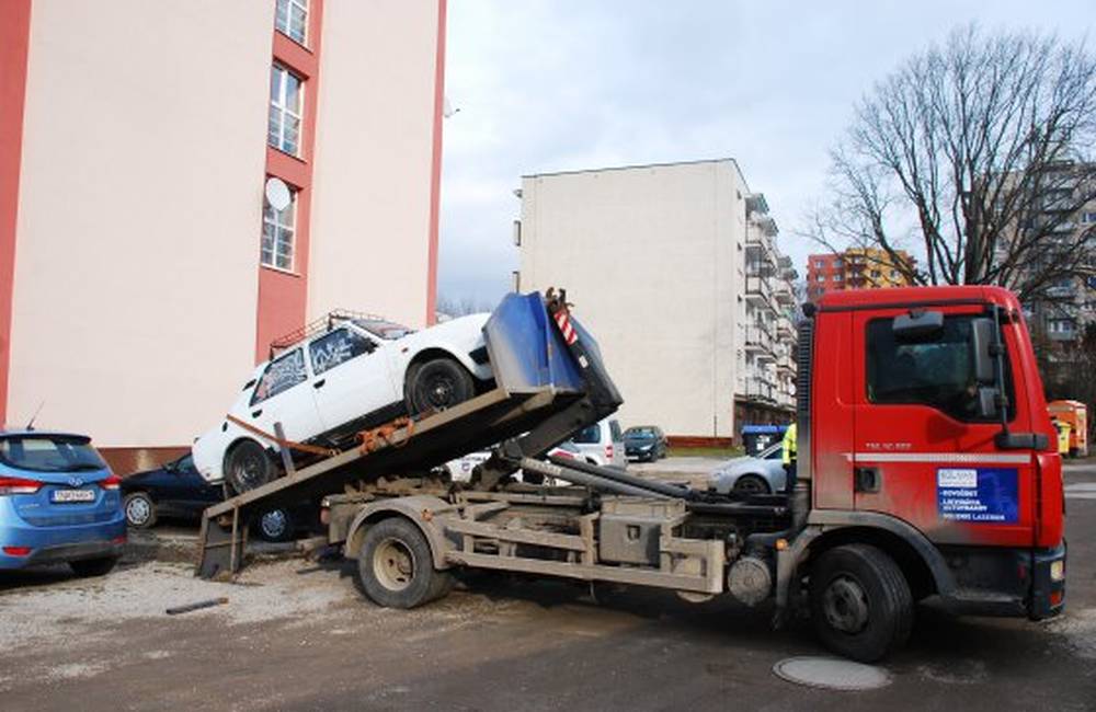 Mesto Trenčín pristúpilo k odťahovaniu vrakov, ale aj tých áut, ktoré parkovaním blokujú premávku