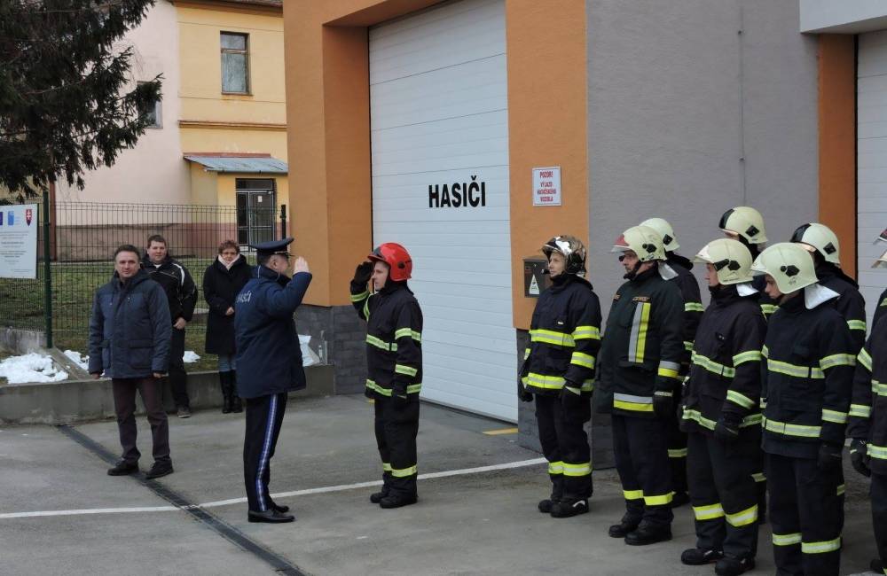 Predstavitelia Prezídia Hasičského a záchranného zboru navštívili aj hasičov v obci Pobedim