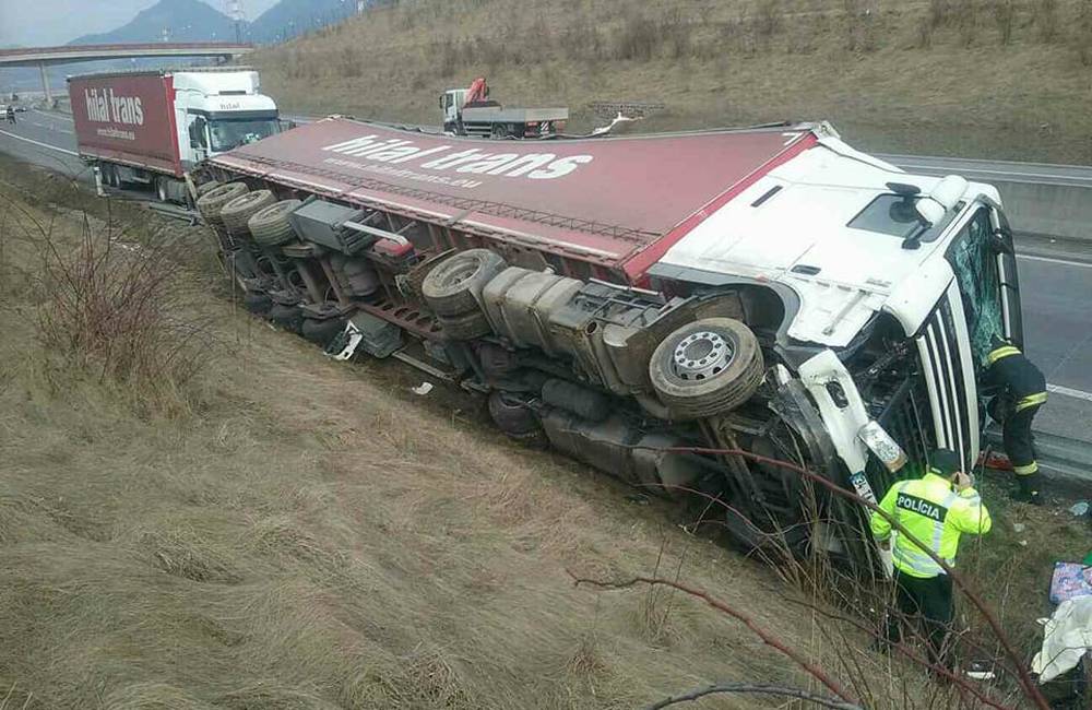 Na diaľnici D1 pri Považskej Bystrici zasahovali aj leteckí záchranári, kamión sa prevrátil do jarku