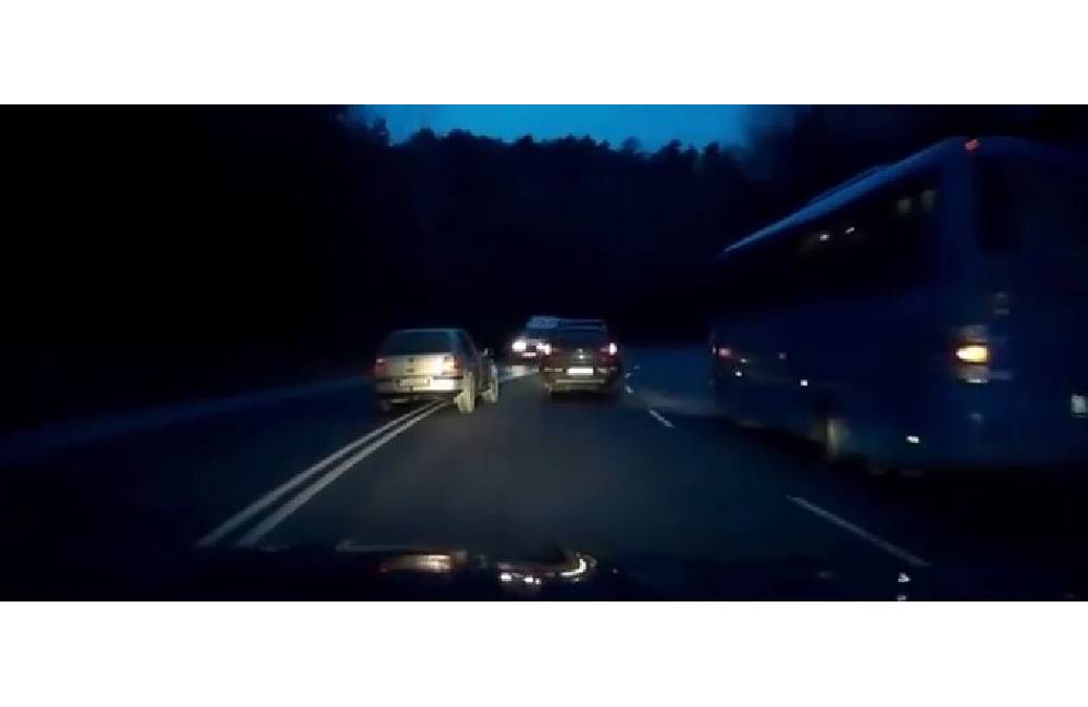 VIDEO: Polícia upozorňuje na nezodpovedné obiehanie áut na ceste, ktoré môže mať tragické následky