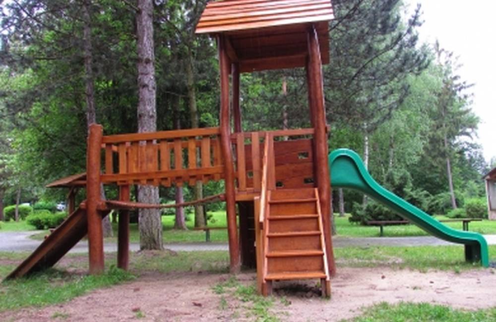 V lesoparku Brezina prerábajú detské ihrisko, v máji sa budú môcť deti hrať na nových preliezkach