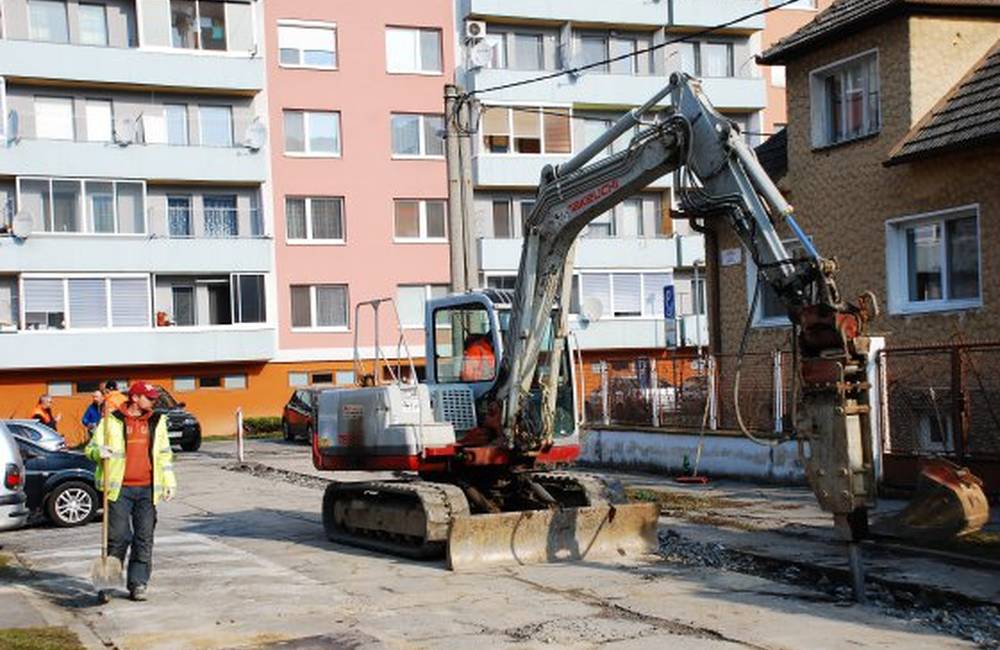 Rekonštrukcia vodovodu prebieha na uliciach Tatranská, Nová a Janka Kráľa, prejazdný je jeden pruh