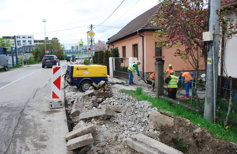 POZOR: Na Vlárskej ulici v Trenčíne rekonštruujú chodník, práce potrvajú zhruba do polovice mája