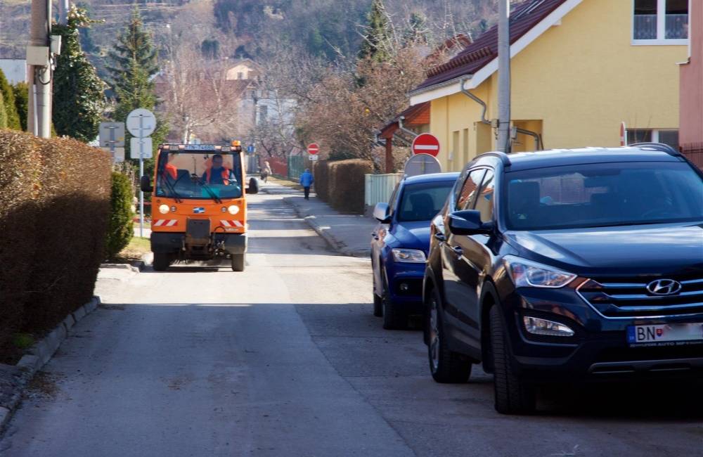V meste Trenčín prebieha jarné čistenie komunikácií a parkovísk, dávajte pozor na dopravné značenie