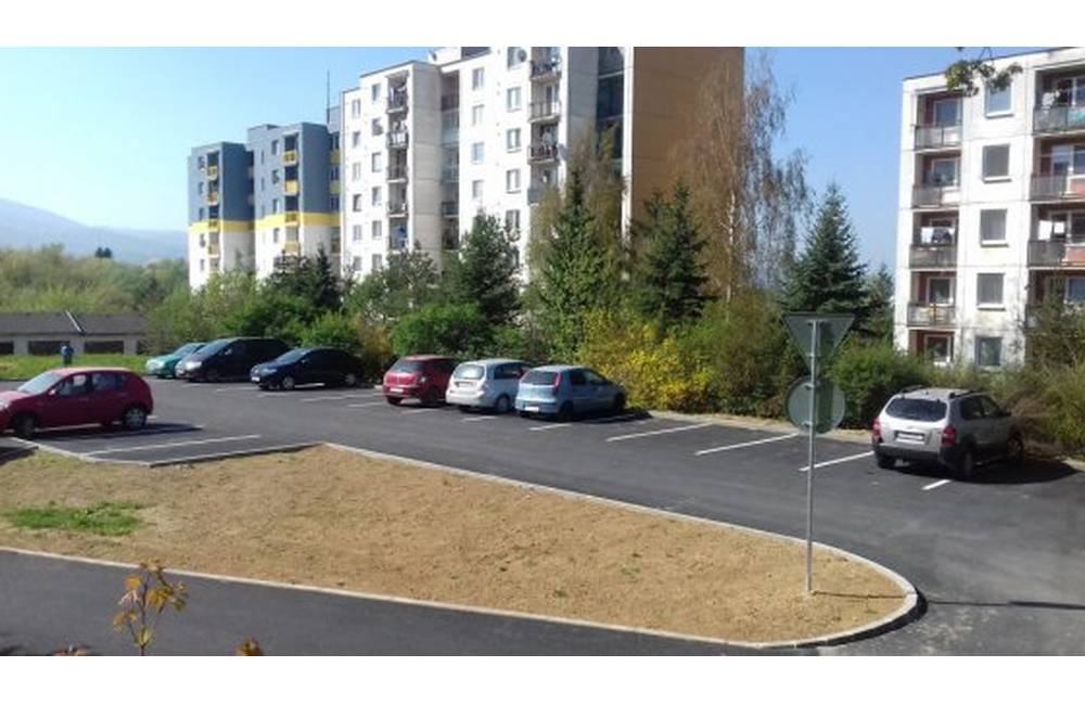 Parkovanie na sídlisku Juh by sa malo zlepšiť, mesto Trenčín pokračuje v budovaní parkovacích miest
