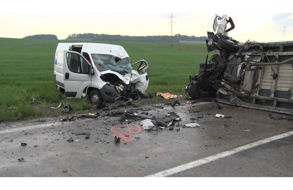 Dnes ráno sa čelne zrazili 2 autá na ceste medzi Miticami a Svinnou, zahynul pri nej 64-ročný vodič