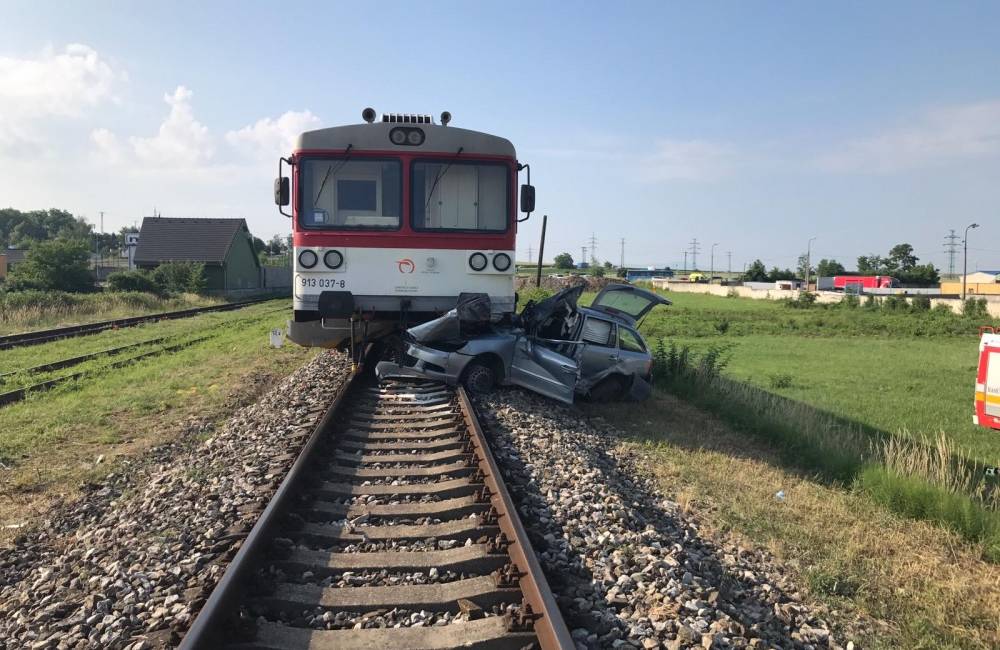 Tragická nehoda na železničnom priecestí: vlak auto tlačil niekoľko metrov, 31-ročný vodič neprežil