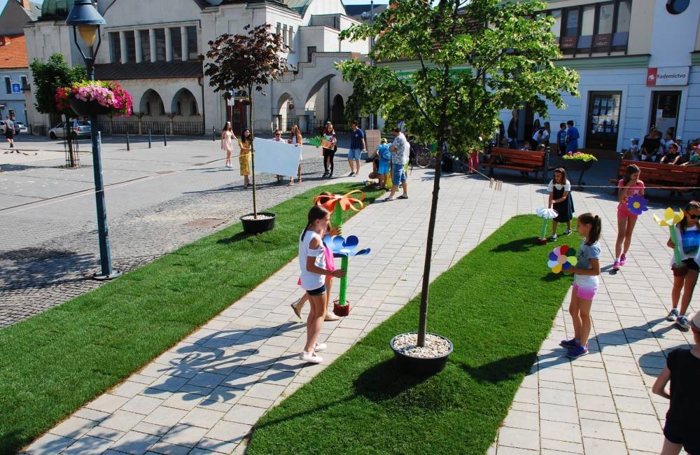 Na Štúrovom námestí vyrástli dočasné trávnaté koberce, deti ich vyzdobili umeleckými dielami