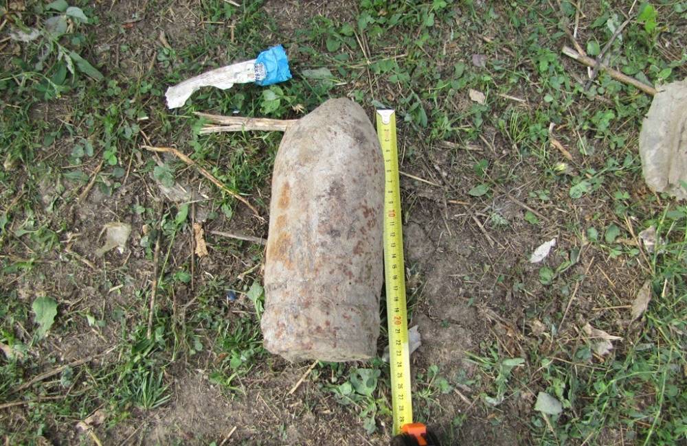 54-ročný muž v Dubnici nad Váhom našiel pri kosení trávy pancierovú delostreleckú muníciu