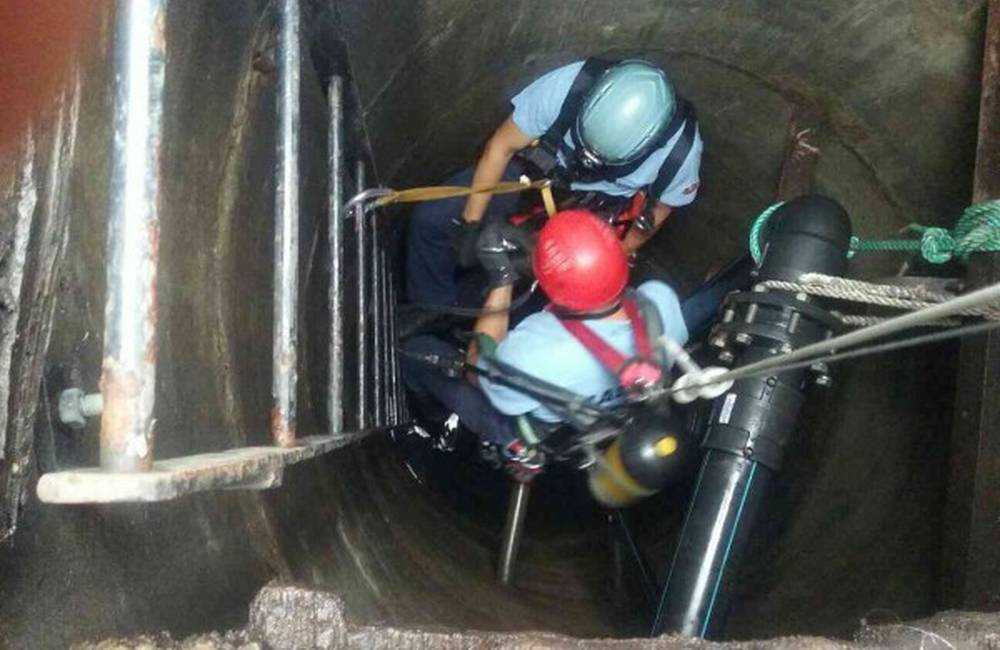 Foto: Trenčianski hasiči trénovali záchranu osoby z hlbokej šachty, na cvičení preverili svoje zručnosti