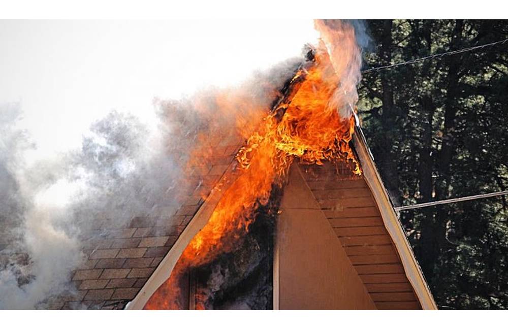 Hasiči v nedeľu zasahovali pri požiari rodinného domu v okr. Bánovce nad Bebravou