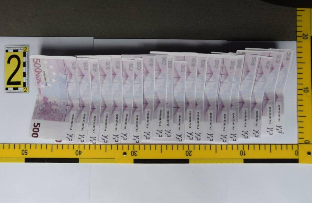 Trenčianski policajti zadržali falošné bankovky v hodnote 13 400 eur, trom obvineným hrozí väzenie