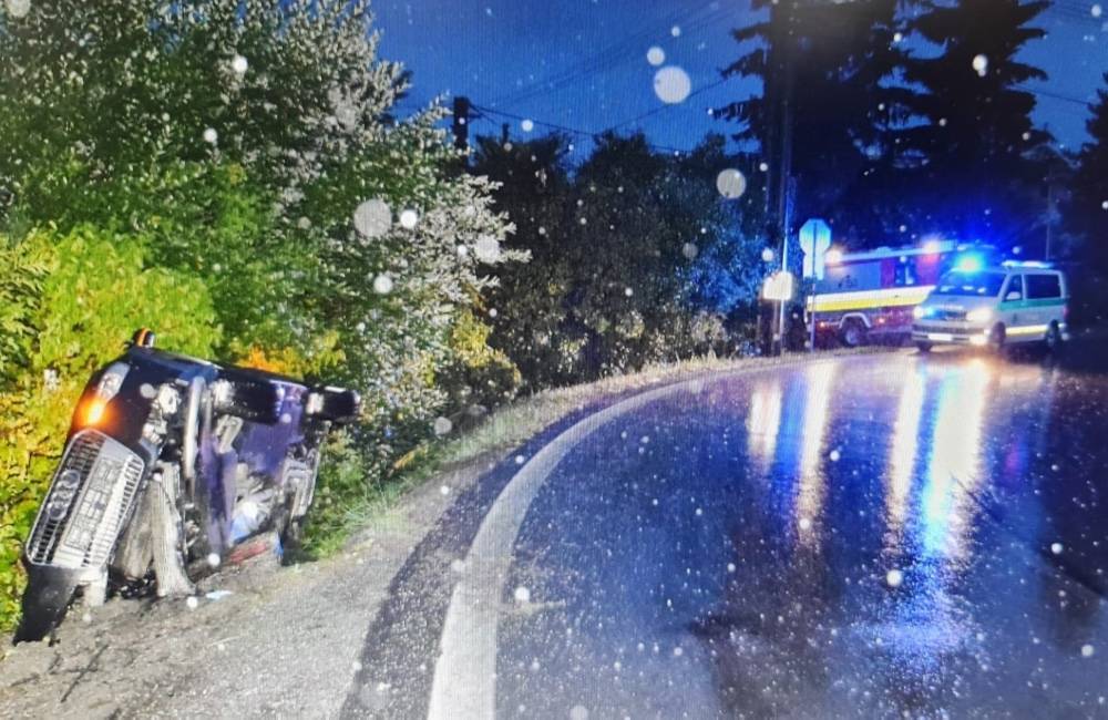 Foto: Opitý vodič vrazil v skorých ranných hodinách do betónového múru rodinného domu v Liešťanoch