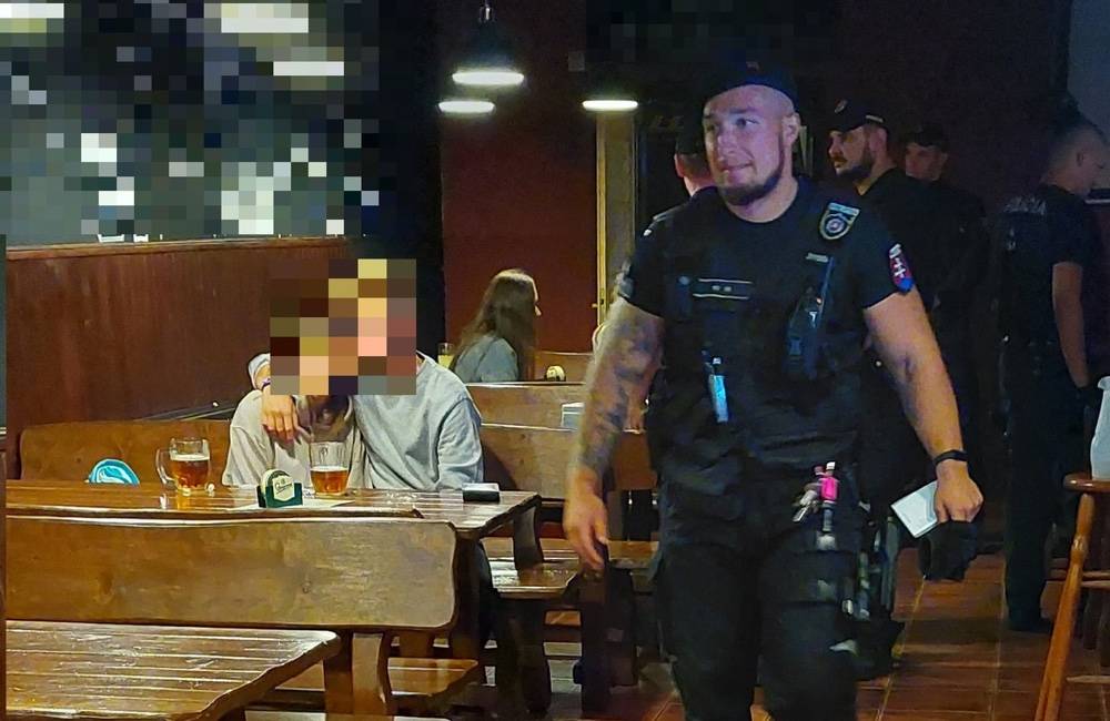Policajti vyrazili na večernú kontrolu podnikov v Trenčíne, pod vplyvom alkoholu bola aj maloletá osoba