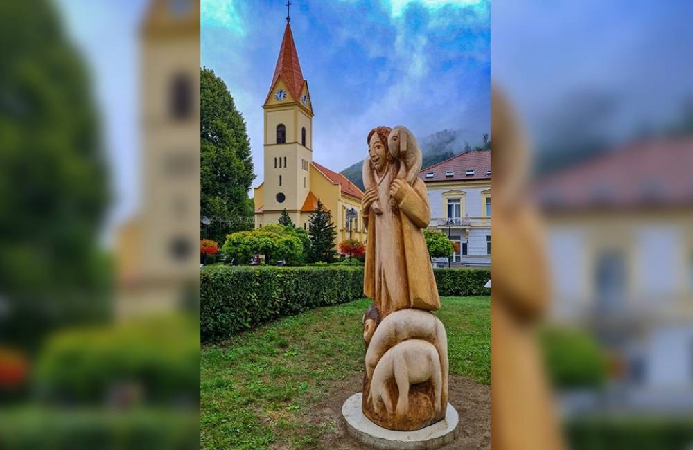 V Trenčianskych Tepliciach pribudla kúpeľná atrakcia, v blízkosti kostola odhalili novú drevenú sochu