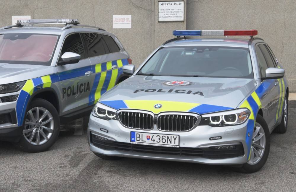 Foto: Slovenská polícia bude jazdiť na nových vozidlách so zmenenými farbami, financuje ich Európska únia