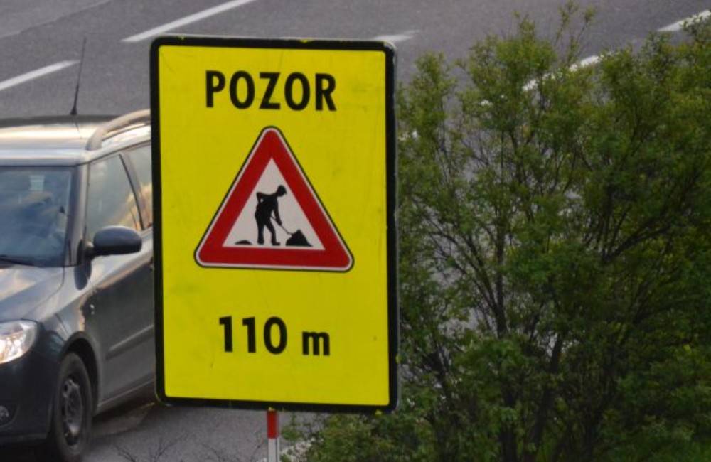 Foto: Obcí Beluša, Visolaje a Sverepec sa z dôvodu rozsiahlych opráv vozovky dotýkajú dopravné obmedzenia