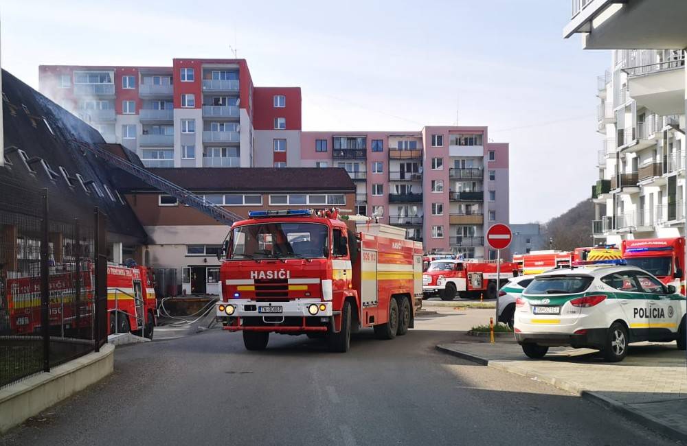 Foto: FOTO: Mohutný dym zaplnil priestory budovy v Trenčianskych Tepliciach, na mieste zasahujú desiatky hasičov