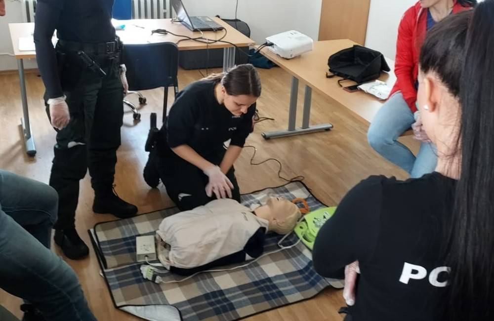 FOTO: Policajti z Nového Mesta nad Váhom zachránia viac životov, získali automatický externý defibrilátor