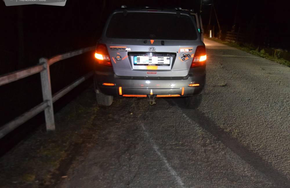 FOTO: Opitý vodič v Lazoch pod Makytou ukončil svoju jazdu nárazom do dvoch plechových popolníc