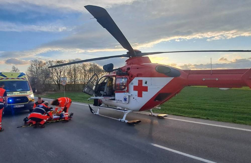 Foto: Pri dopravnej nehode za Bošanmi asistoval aj záchranársky vrtuľník z Trenčína