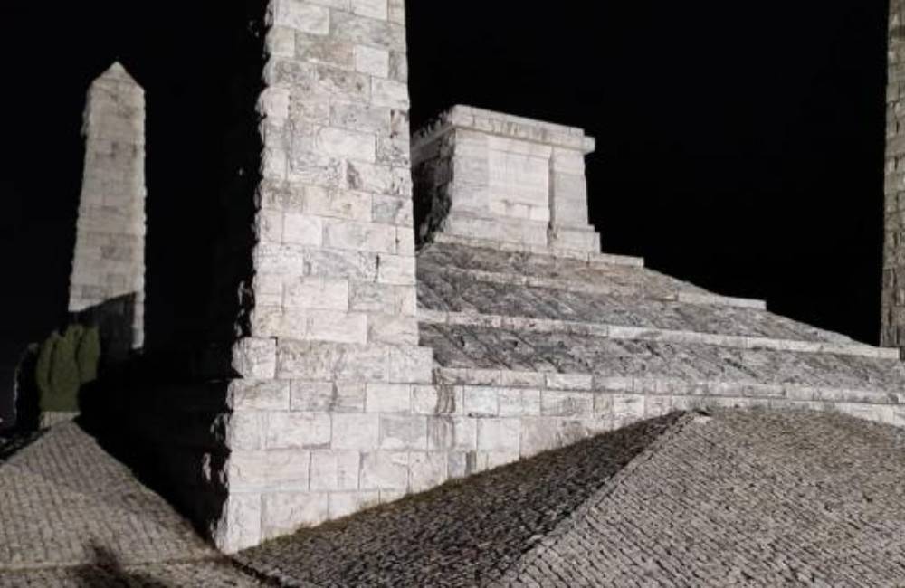 Foto: V Brezovej pod Bradlom si v noci posvietia na mohylu a oba kostoly. Do normálu sa vracia aj Národný dom Štefánikov