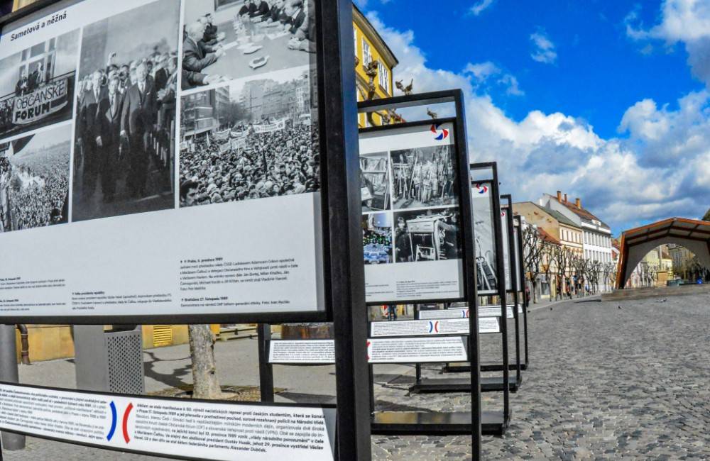 Foto: Na Mierovom námestí v Trenčíne sa môžete ponoriť do minulosti vďaka historickým fotografiám