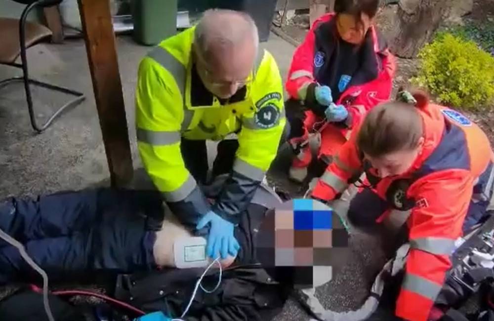 Foto: VIDEO: Skvelá práca chlapi: Takto mestskí policajti z Nového Mesta nad Váhom bojovali o život zraneného muža