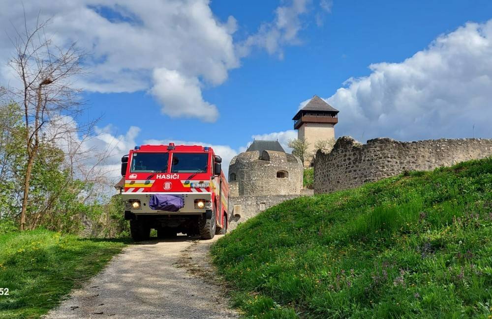 FOTO: Hasiči trénovali zásah pri požiari Trenčianskeho hradu, našli aj zranenú osobu