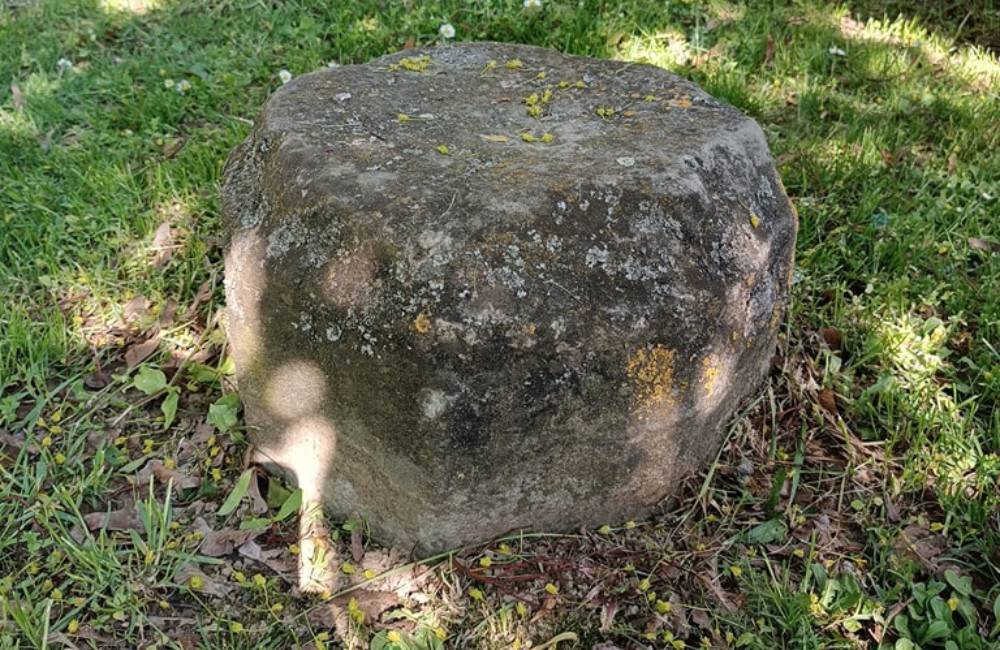 Foto: Neobyčajný historický nález v Púchove. Z „podozrivého kameňa“ sa vykľul vzácny artefakt