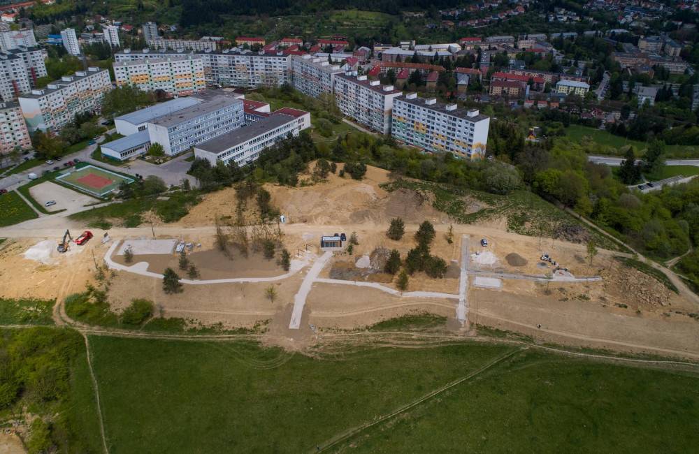 Na najväčšom považskobystrickom sídlisku vyrastá nový park. Je väčší ako 3 futbalové ihriská