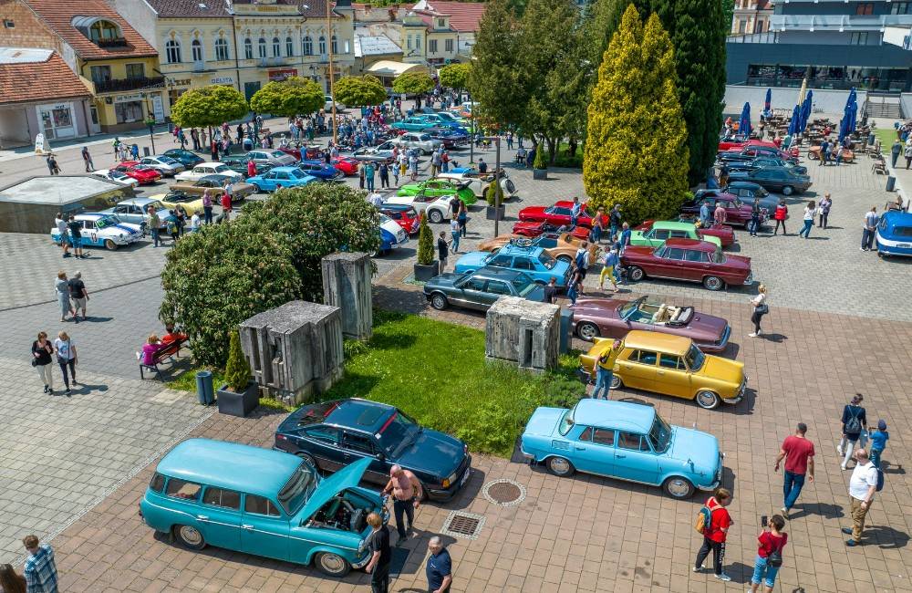 Foto: FOTO: Centrum Trenčianskych Teplíc zaplnilo počas Veteran Rally viac ako 70 áut a motoriek