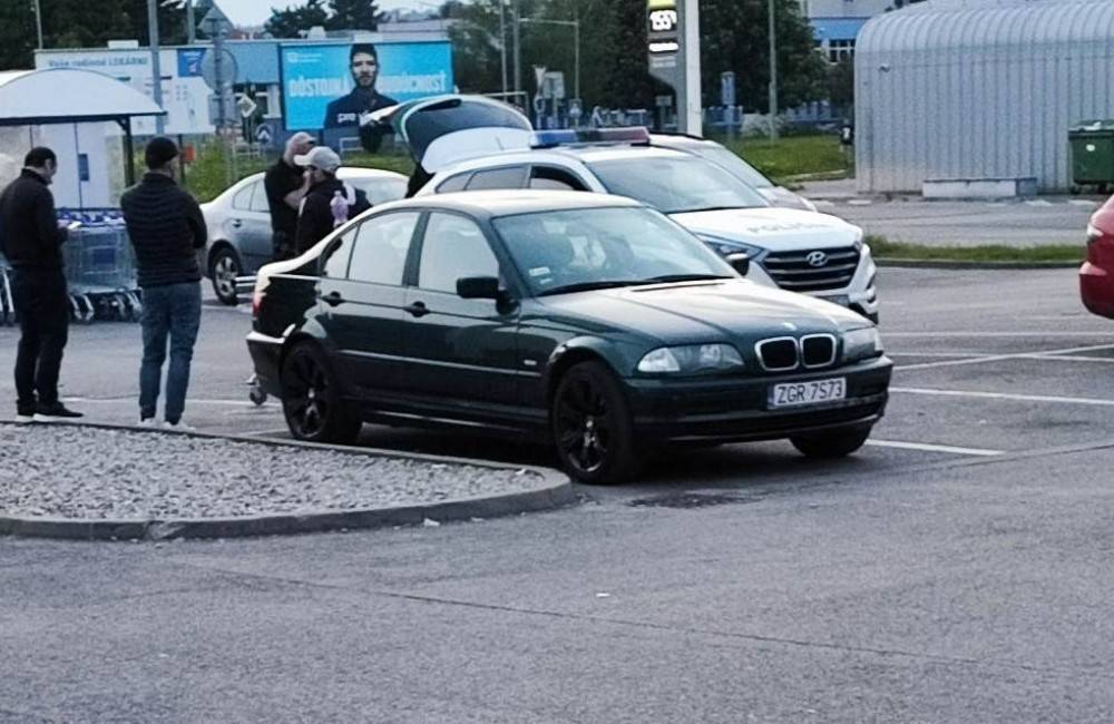 Foto: FOTO: Rozbili sklo auta a ukradli peňaženku, na druhý deň skončili pred novomestským Tescom v rukách polície