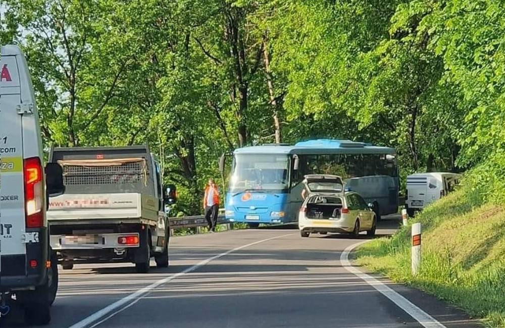 Foto: Pri nehode autobusu a osobného auta v Bojniciach sa zranilo dieťa. Cesta je uzavretá 