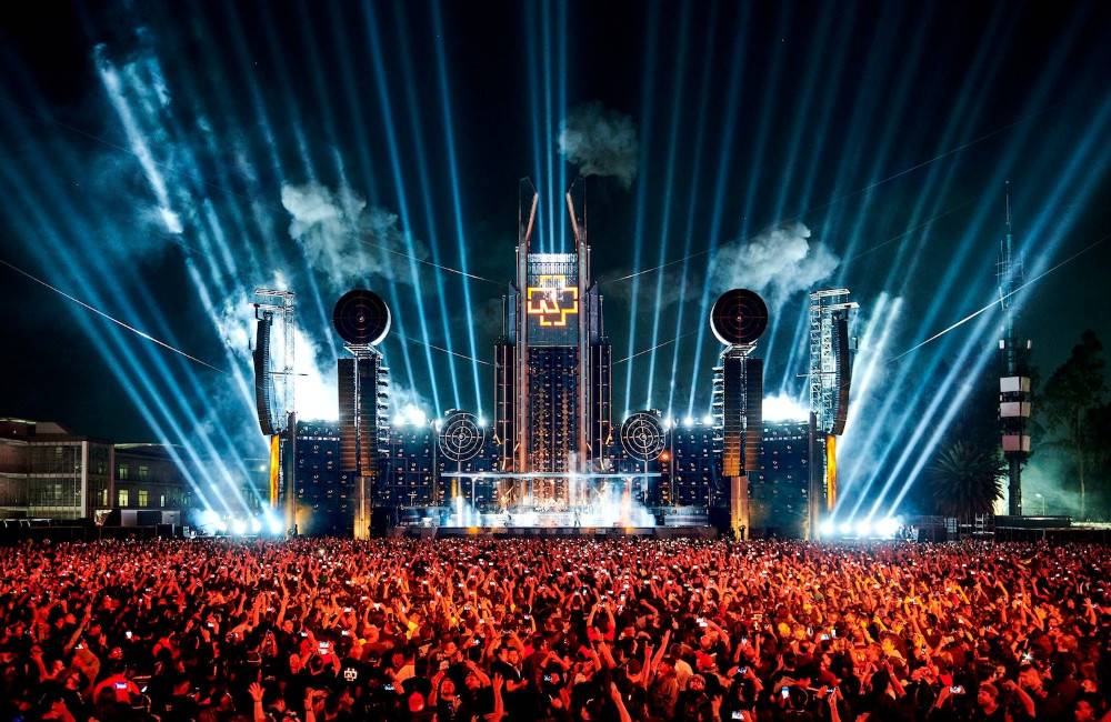 Foto: VIDEO: Frontman kapely Rammstein spadol z pódia. Je koncert v Trenčíne v ohrození?