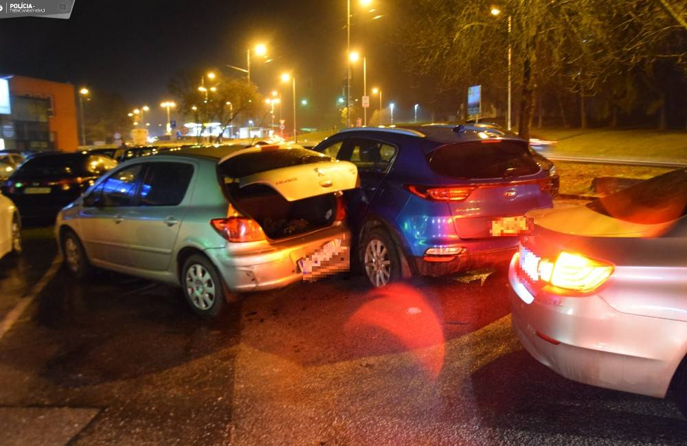Foto: FOTO: Vodič v Považskej Bystrici narazil do dvoch zaparkovaných áut, polícia hľadá svedkov nehody