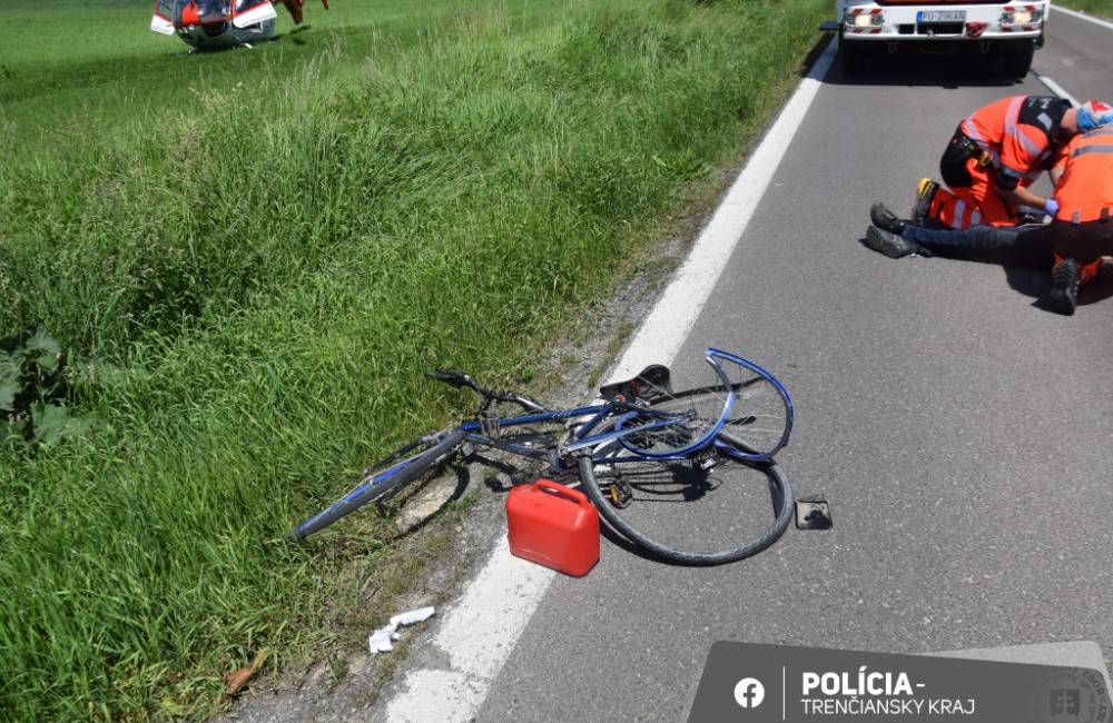 Cyklista s tromi promile spadol pri Ilave pod auto. Vyviazol len s ľahkými zraneniami